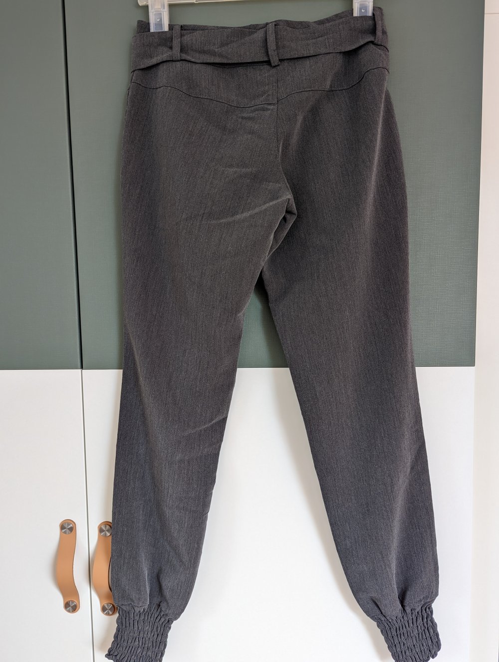 Schicke Stoffhose mit breitem Gummi und Gürtel