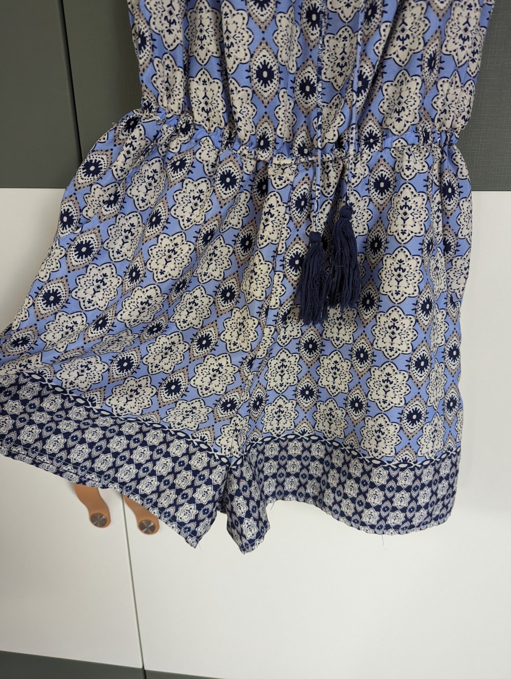 Kurzer Jumpsuit U-Boot Ausschnitt hellblau gemustert