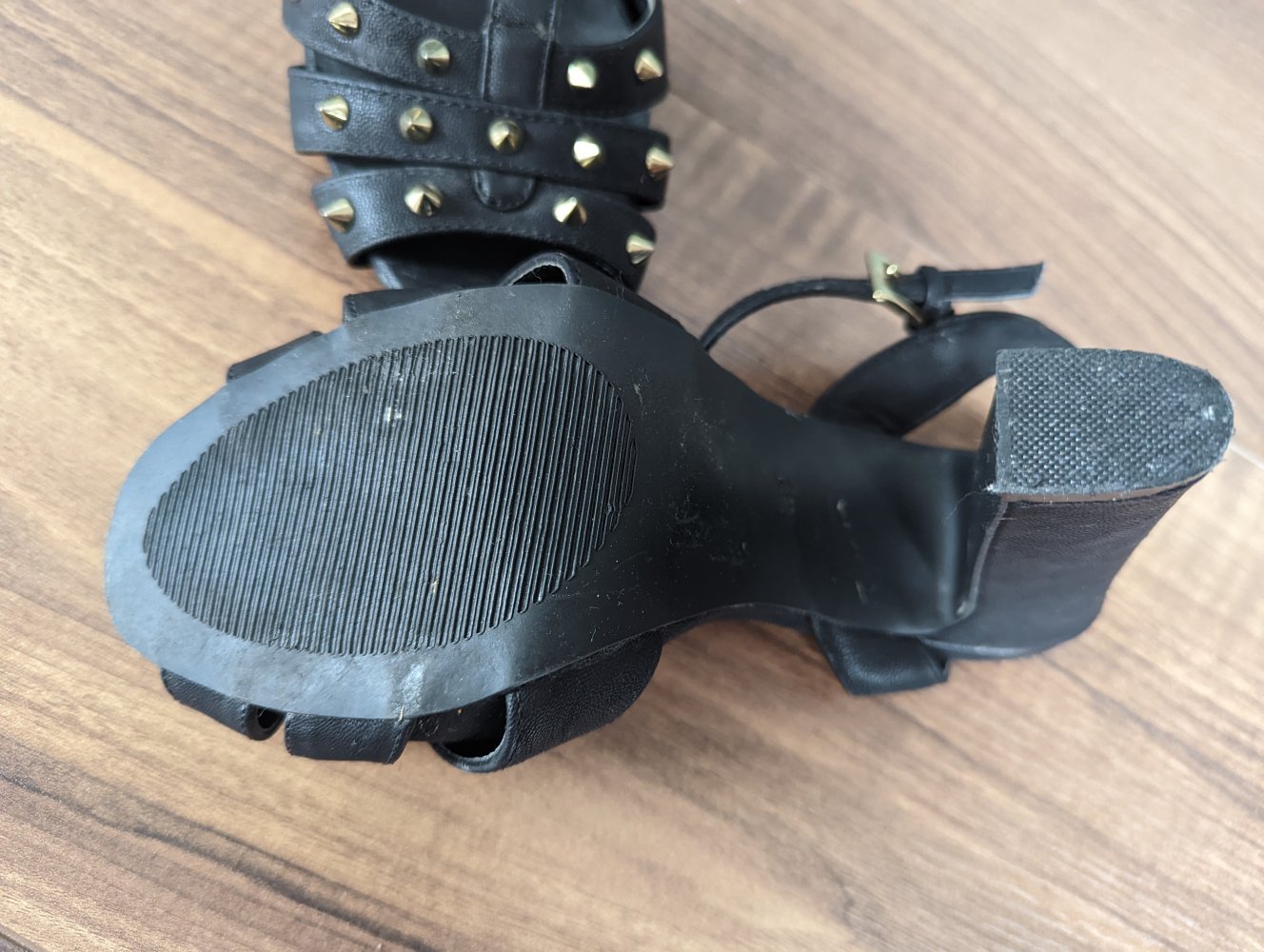 High Heels schwarz mit Nieten