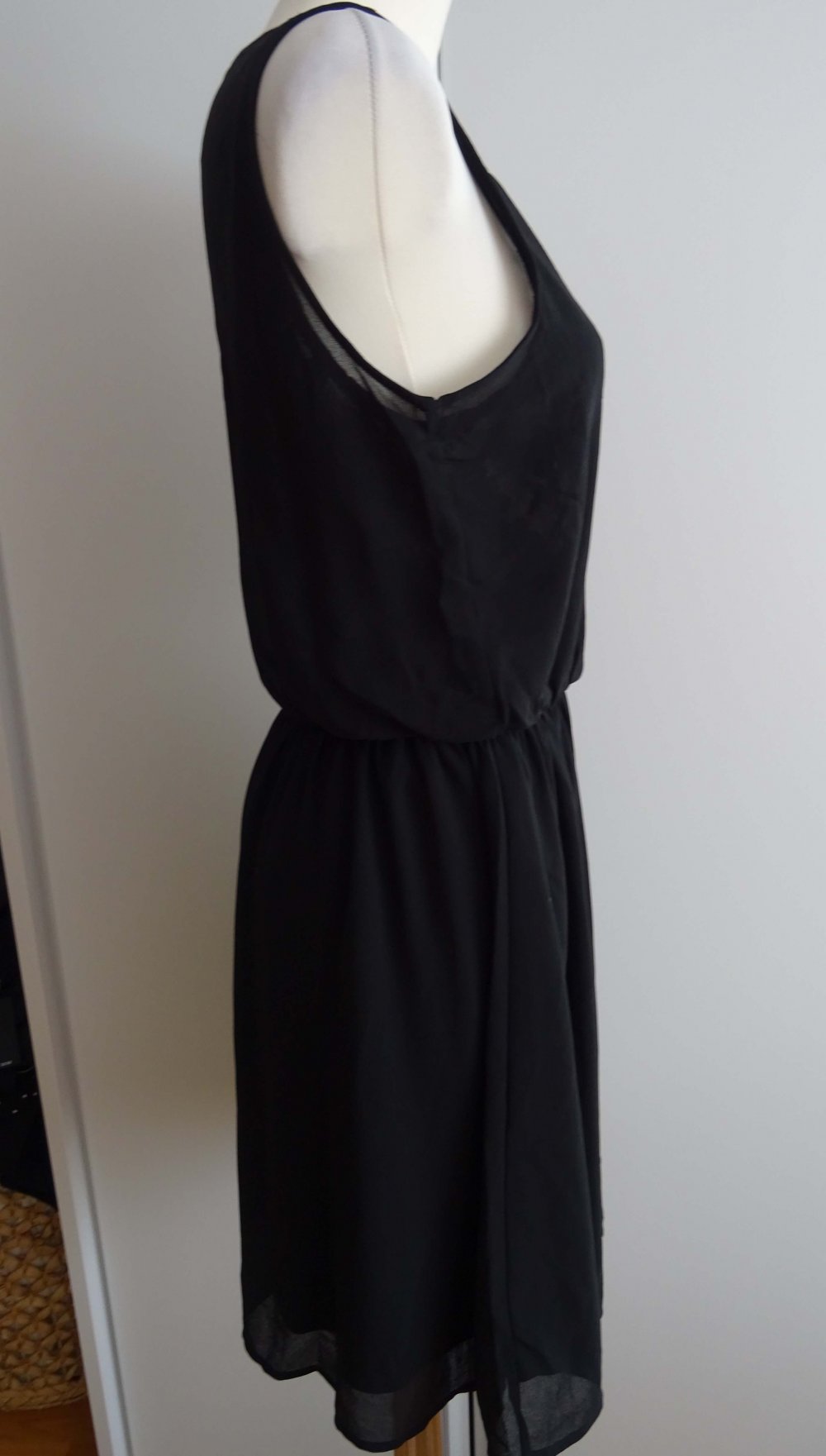 schwarzes Kleid