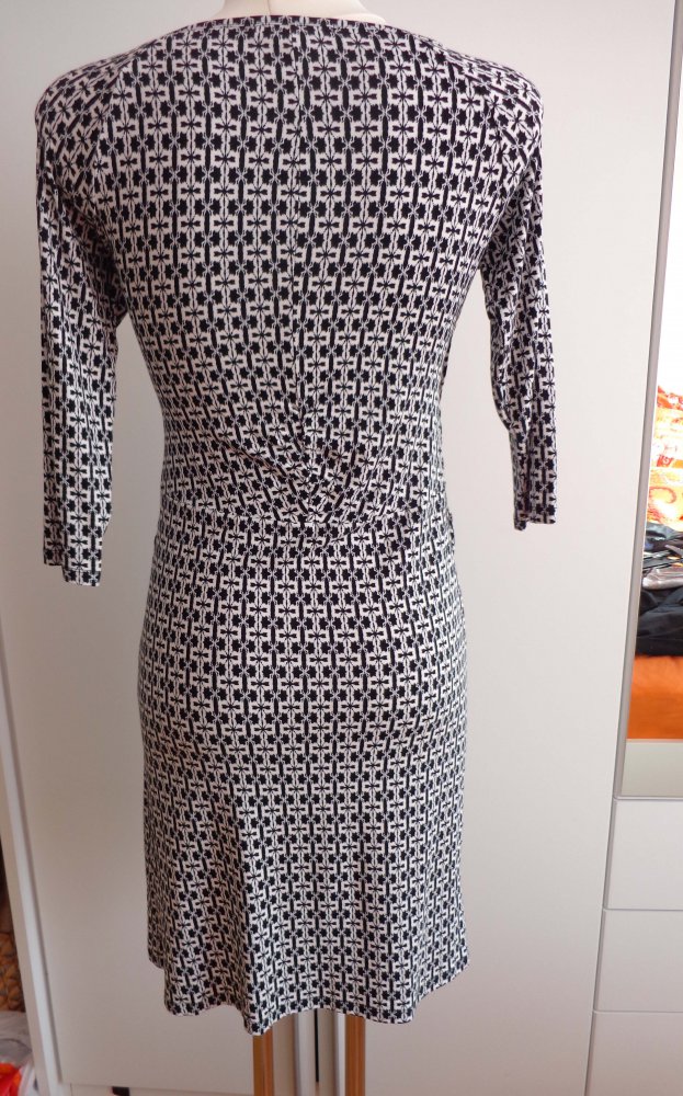 schwarz-weiß gemustertes Kleid