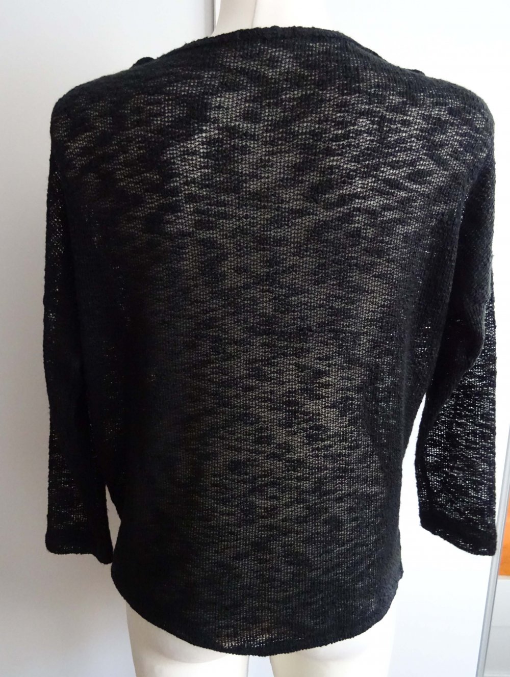 schwarzer Pullover