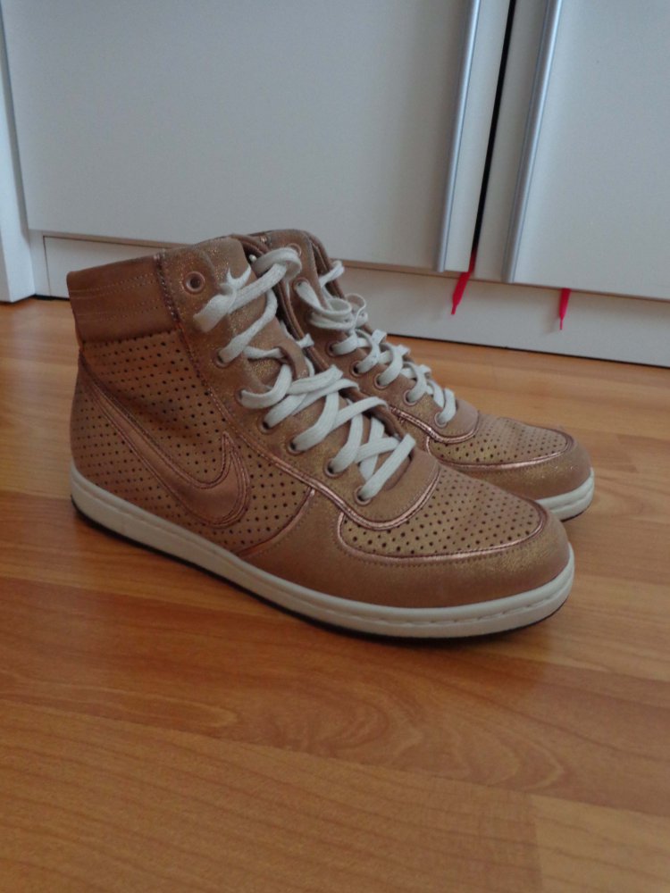Nike Air in gold