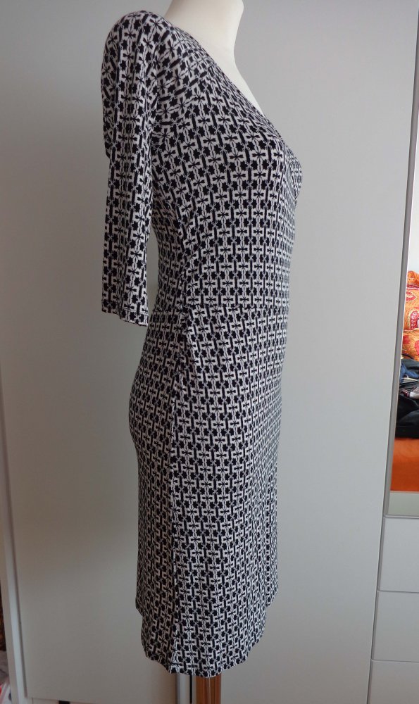 schwarz-weiß gemustertes Kleid
