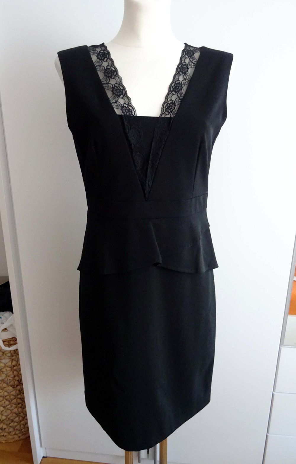 schwarzes Kleid