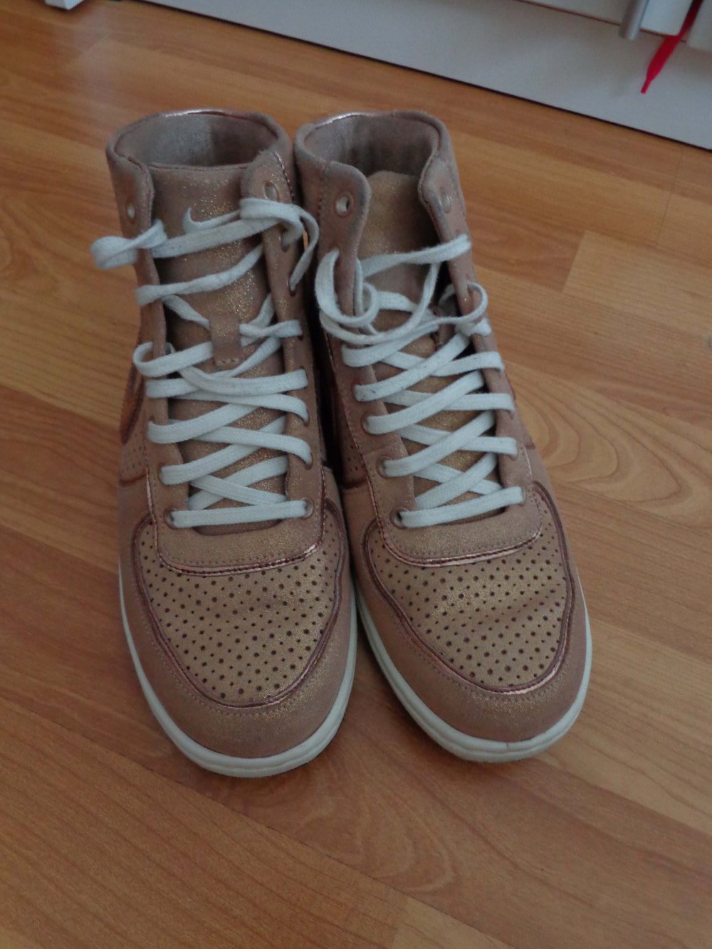 Nike Air in gold