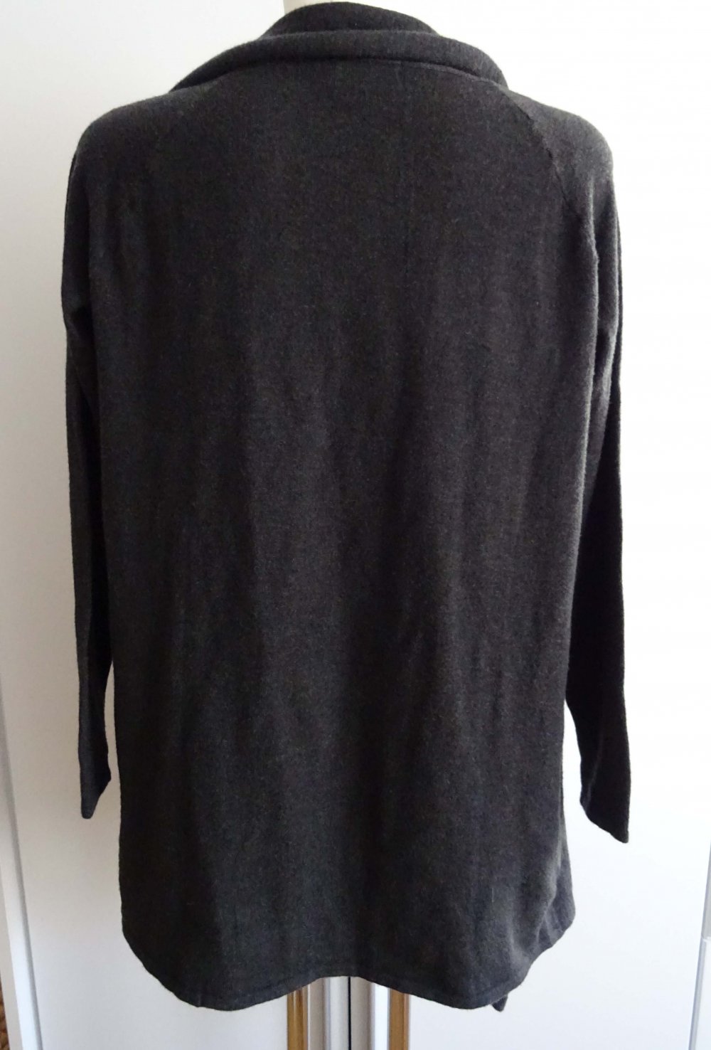 graue Strickjacke