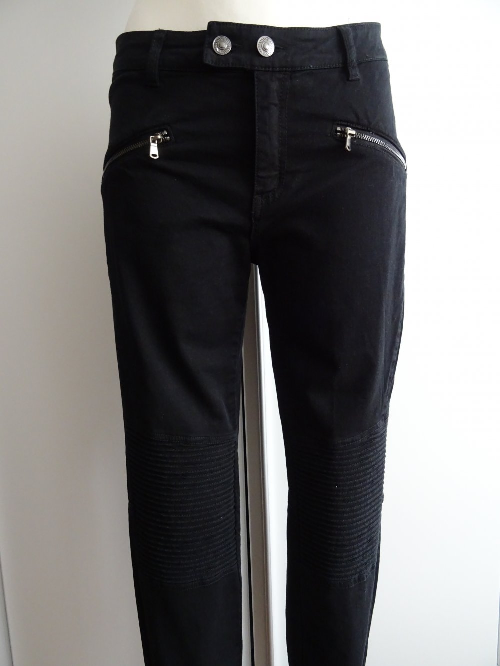 schwarze Jeans