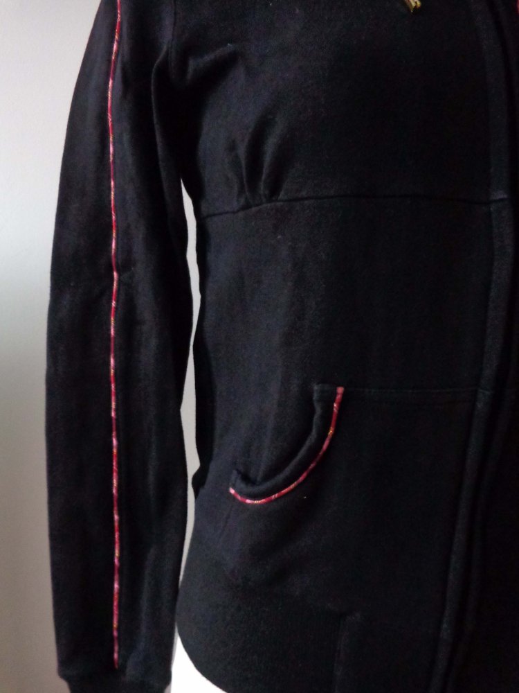 schwarze Kapuzenjacke