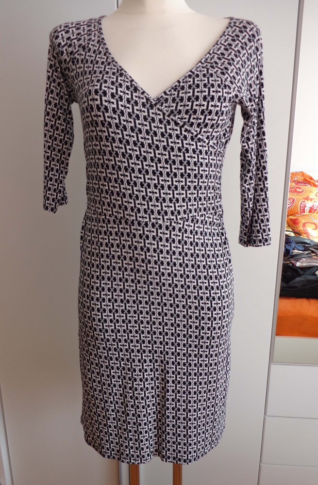 schwarz-weiß gemustertes Kleid