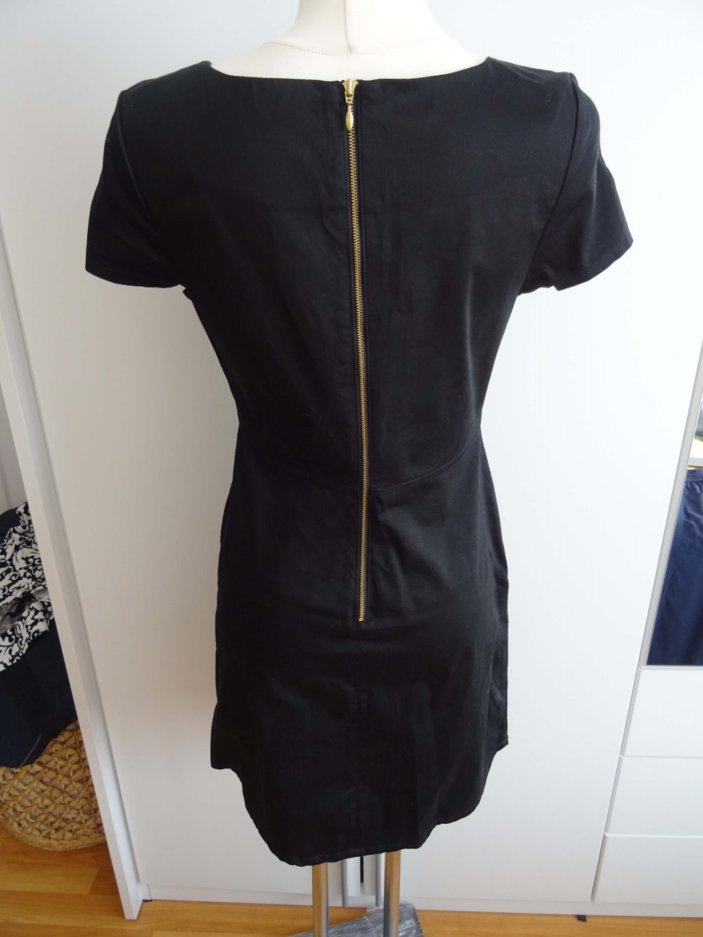 schwarzes Kleid
