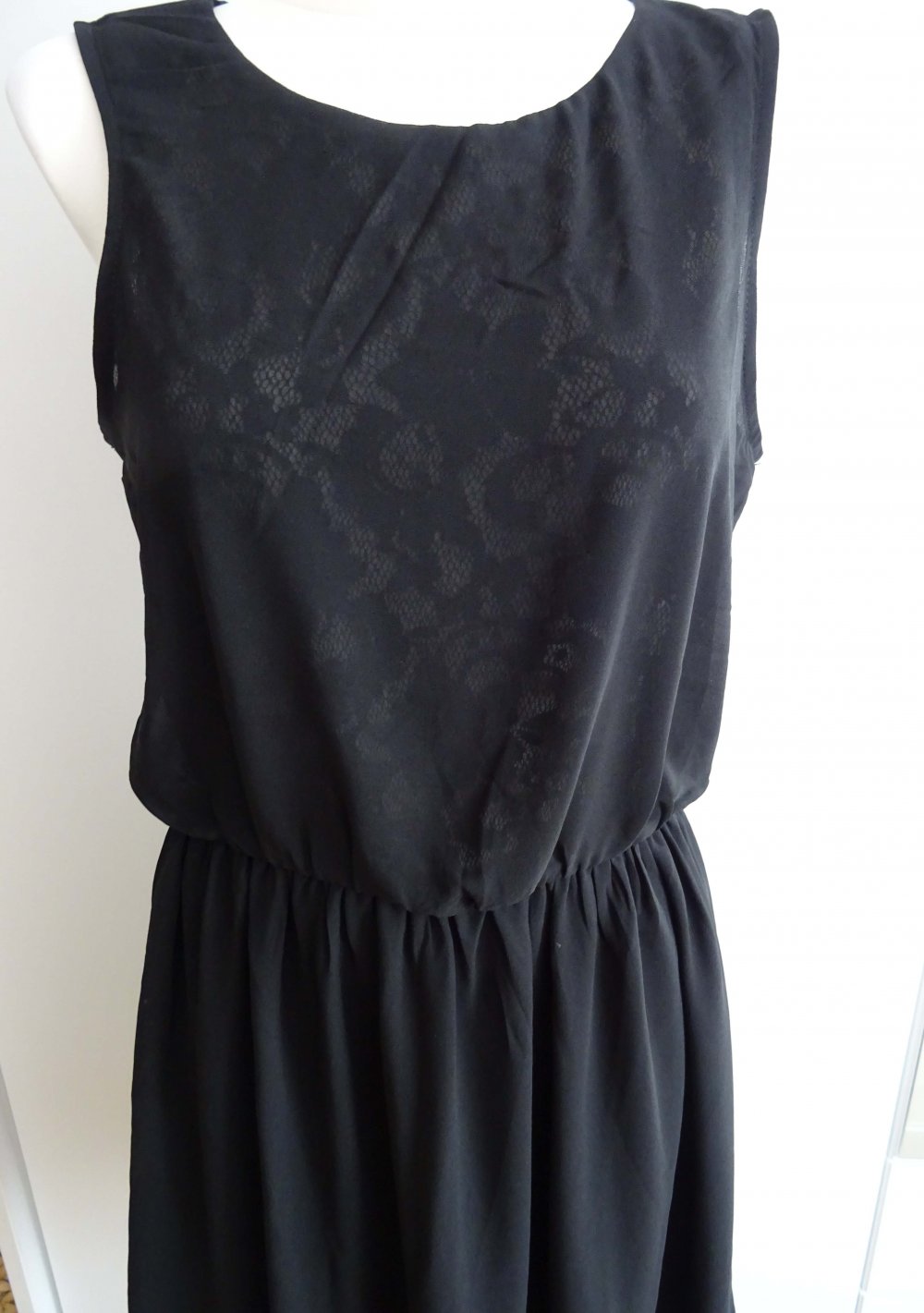 schwarzes Kleid