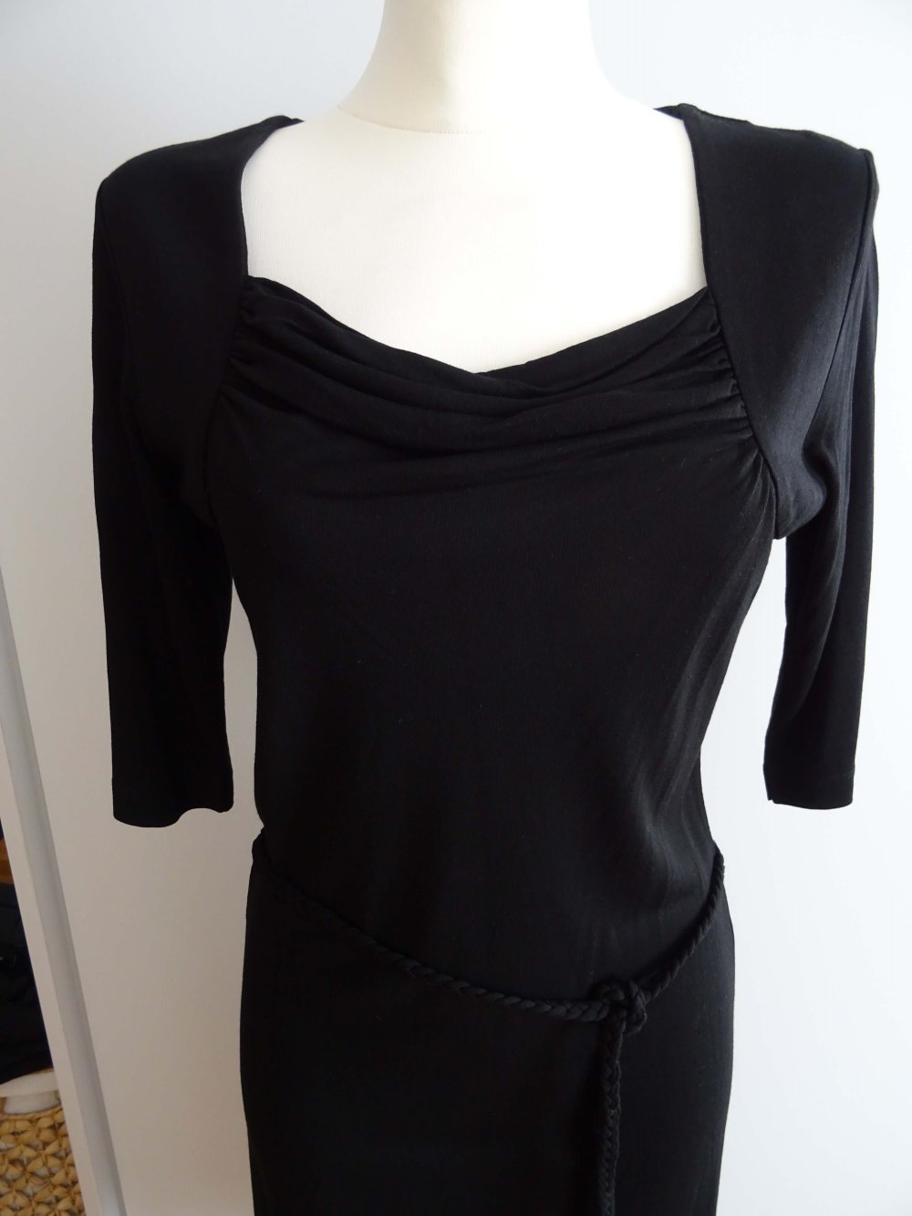 schwarzes Kleid