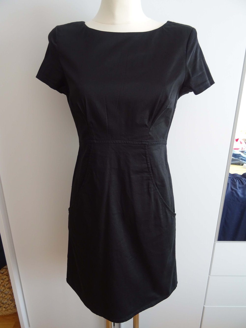 schwarzes Kleid