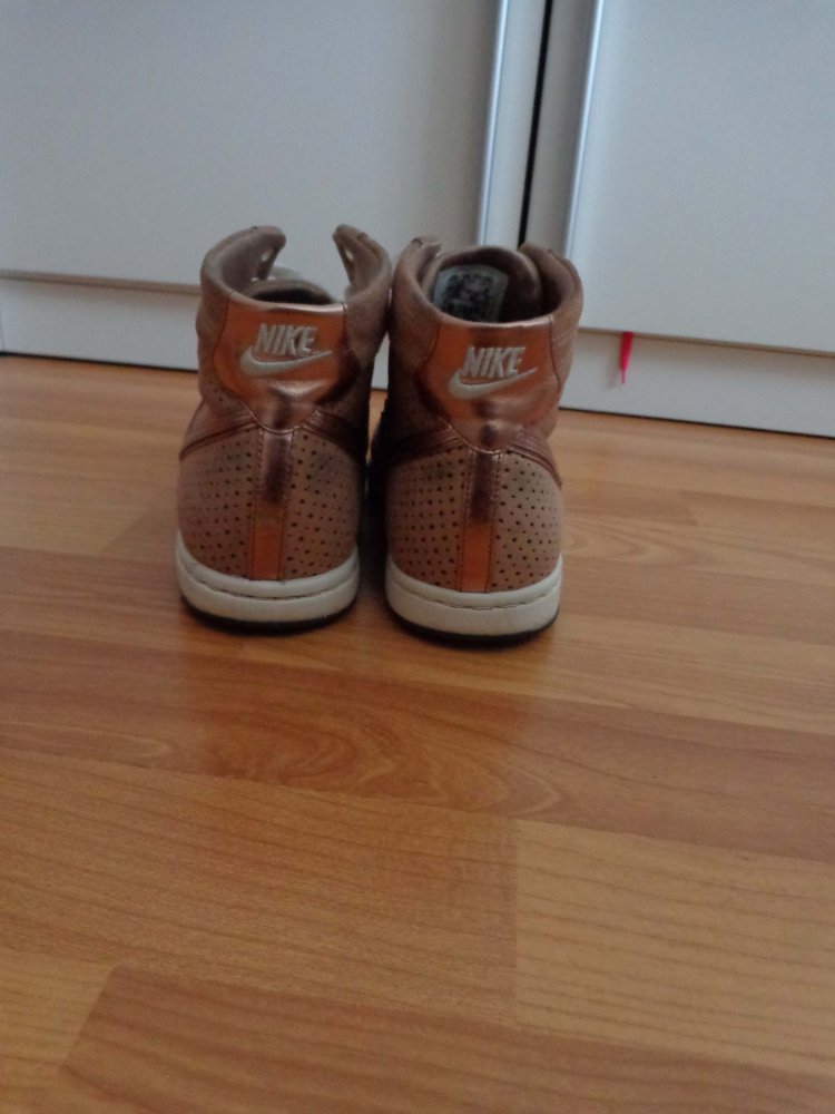 Nike Air in gold