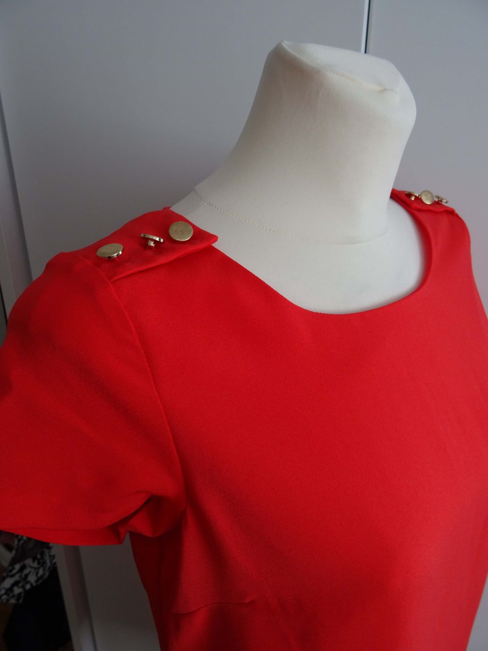 rotes Kleid