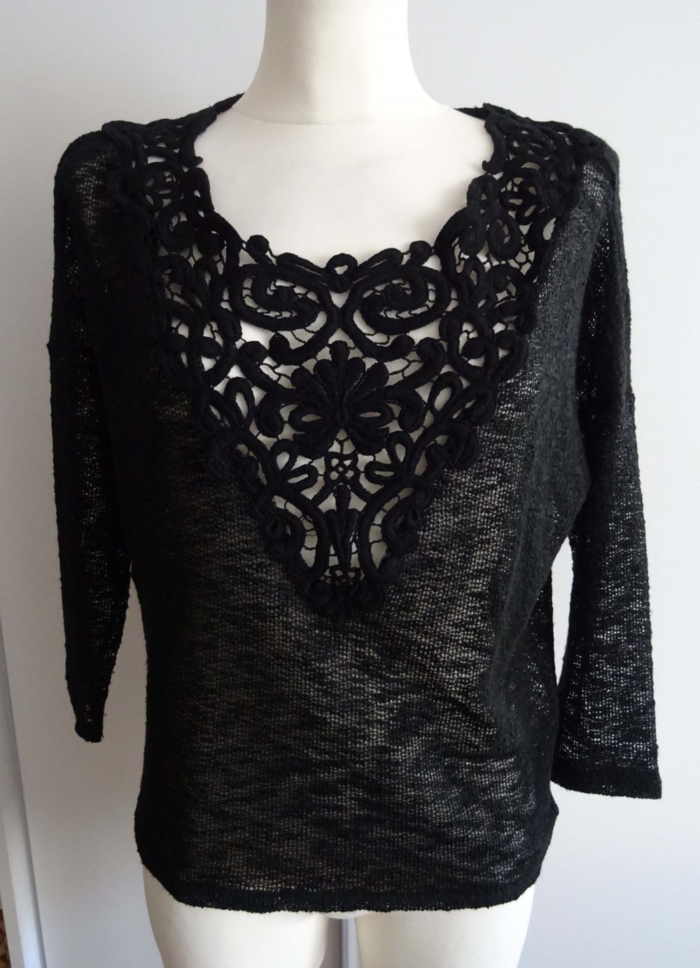 schwarzer Pullover