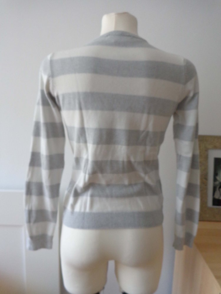 grau-gestreifter Pullover