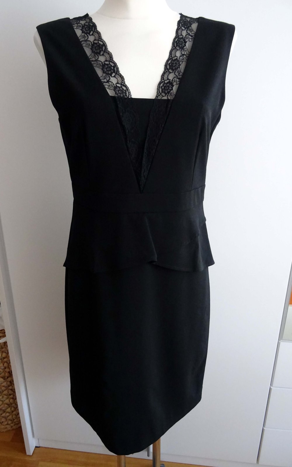 schwarzes Kleid