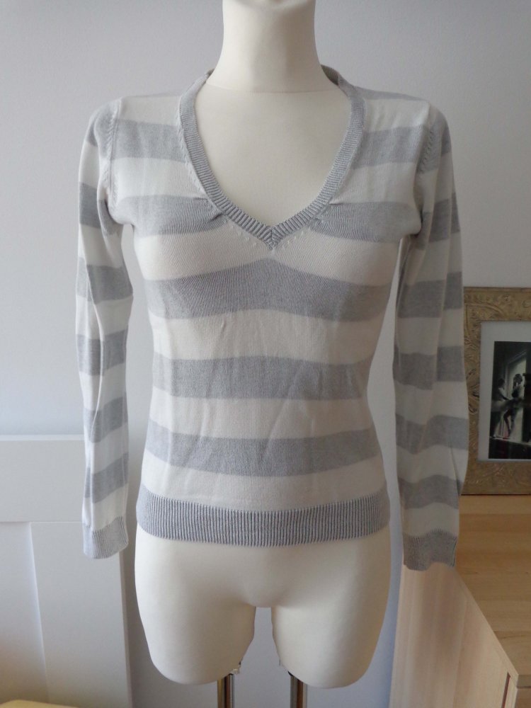 grau-gestreifter Pullover