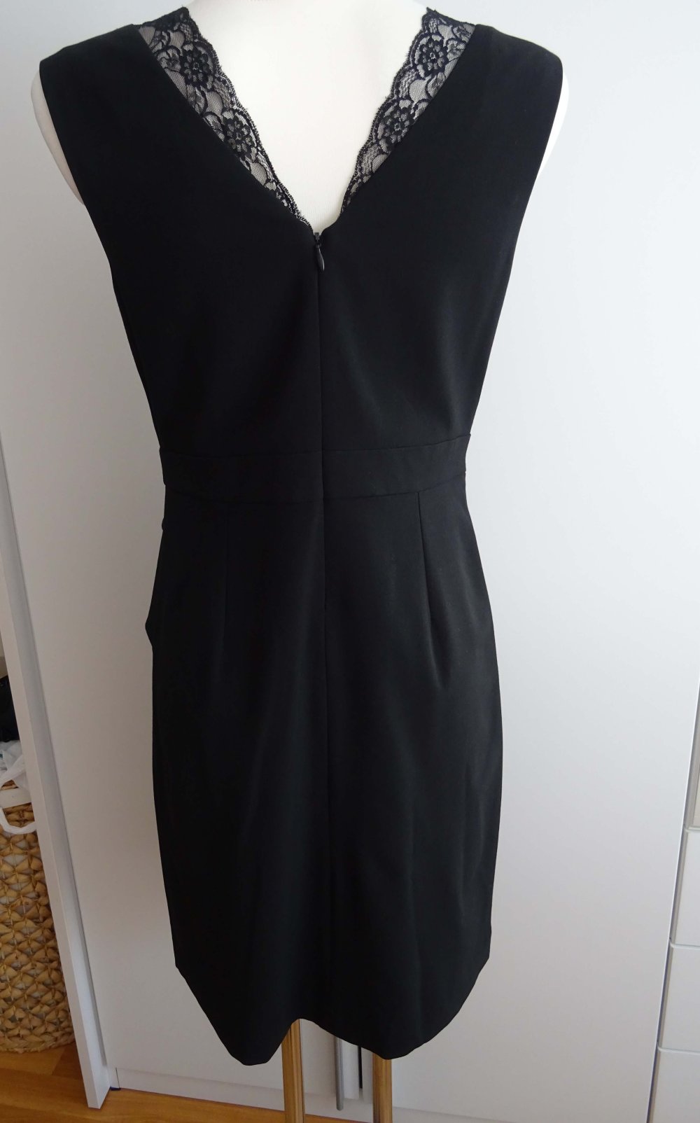 schwarzes Kleid