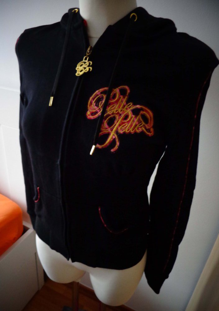 schwarze Kapuzenjacke