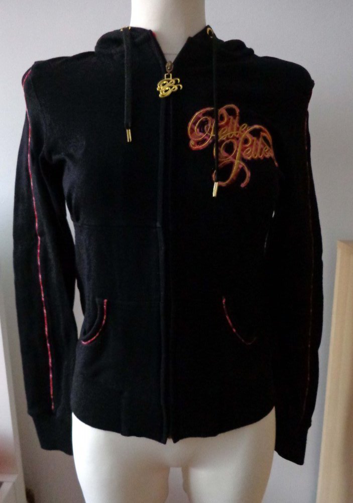 schwarze Kapuzenjacke