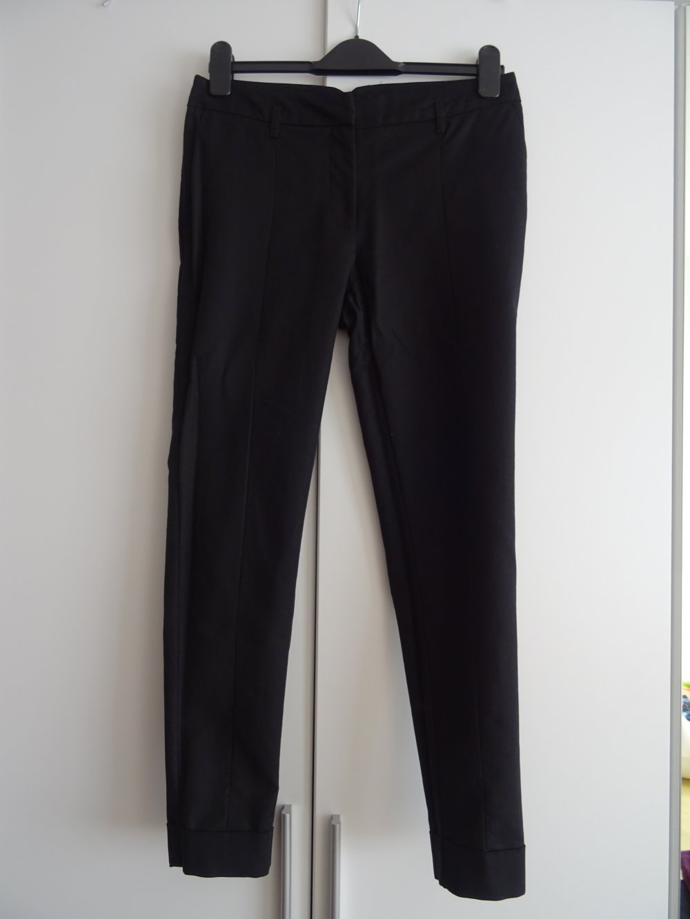 schwarze Knöchelhose