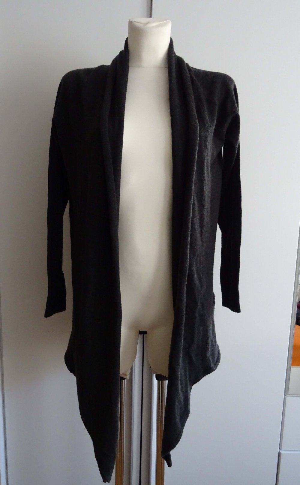 graue Strickjacke