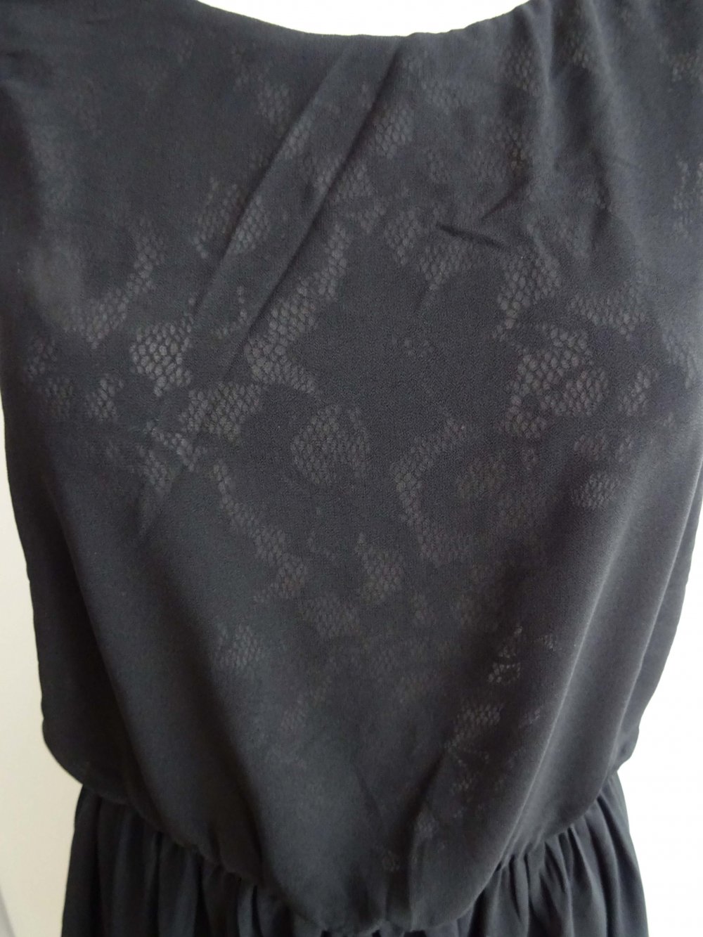 schwarzes Kleid
