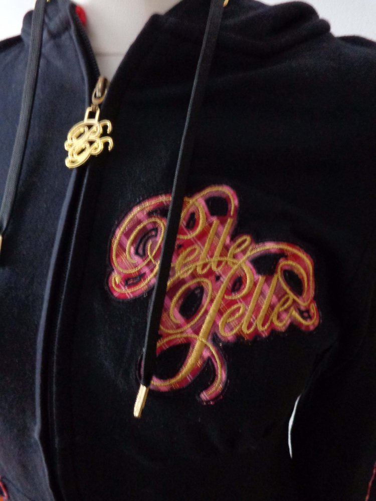schwarze Kapuzenjacke