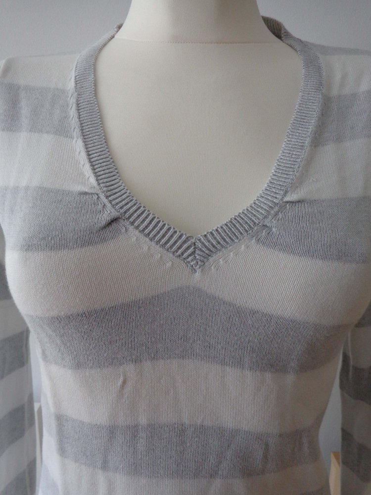 grau-gestreifter Pullover