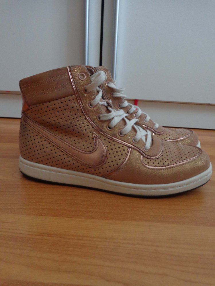 Nike Air in gold