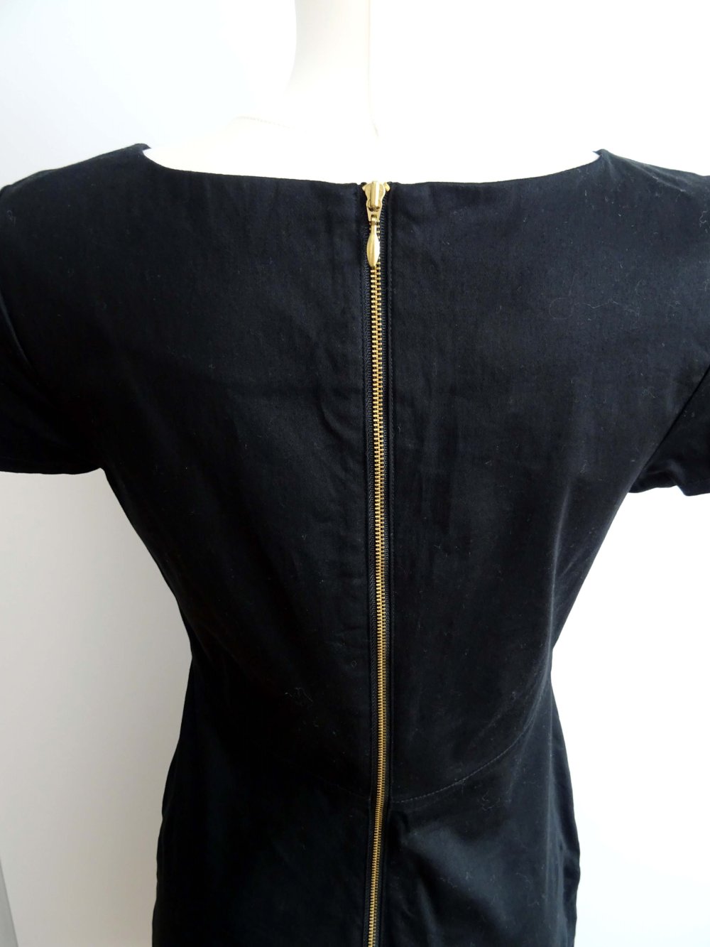 schwarzes Kleid