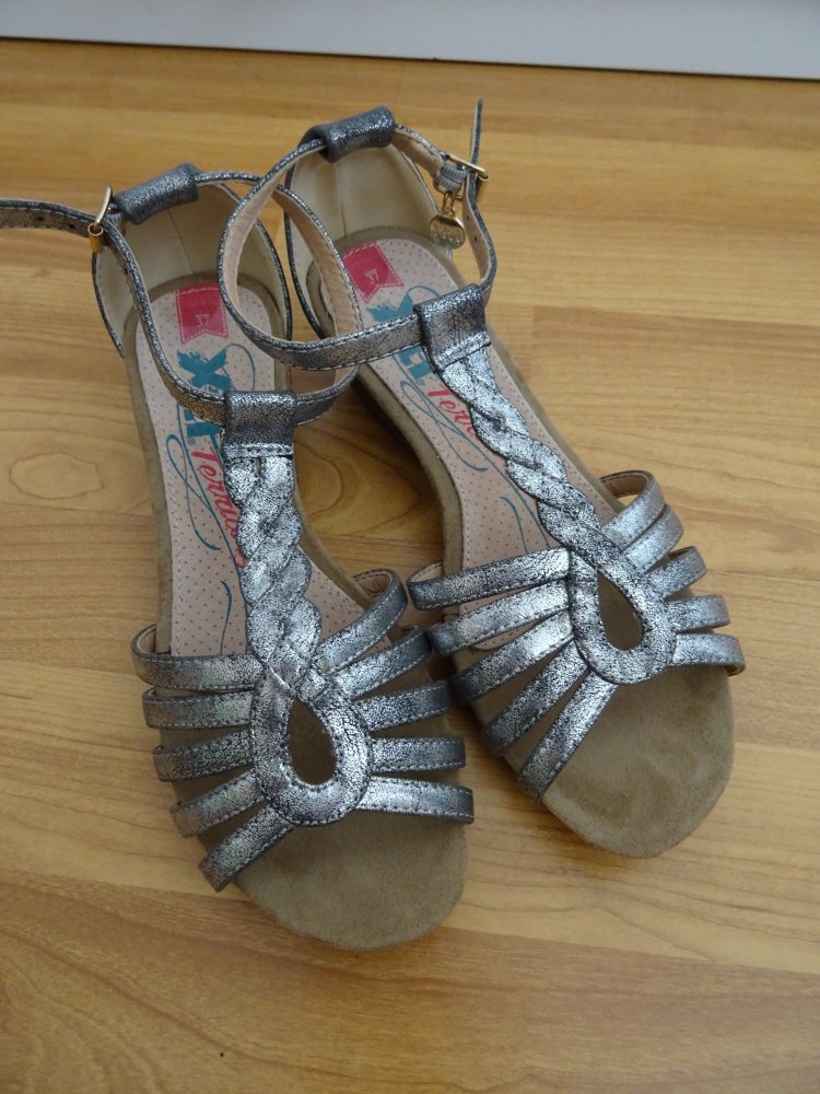 silberne Sandalen