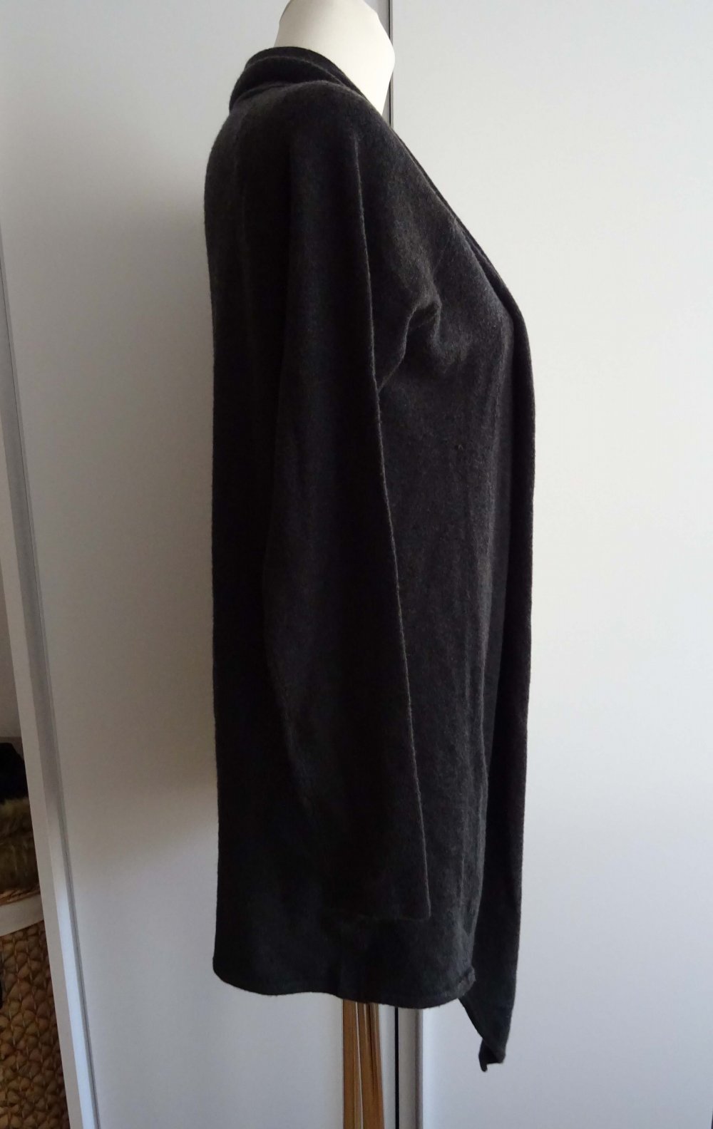 graue Strickjacke