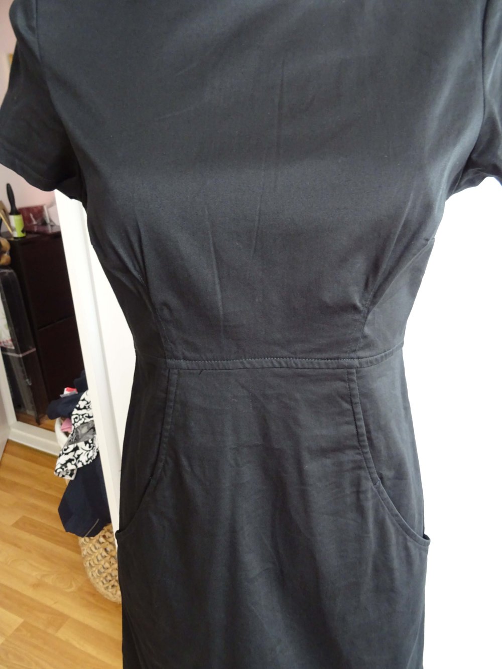 schwarzes Kleid