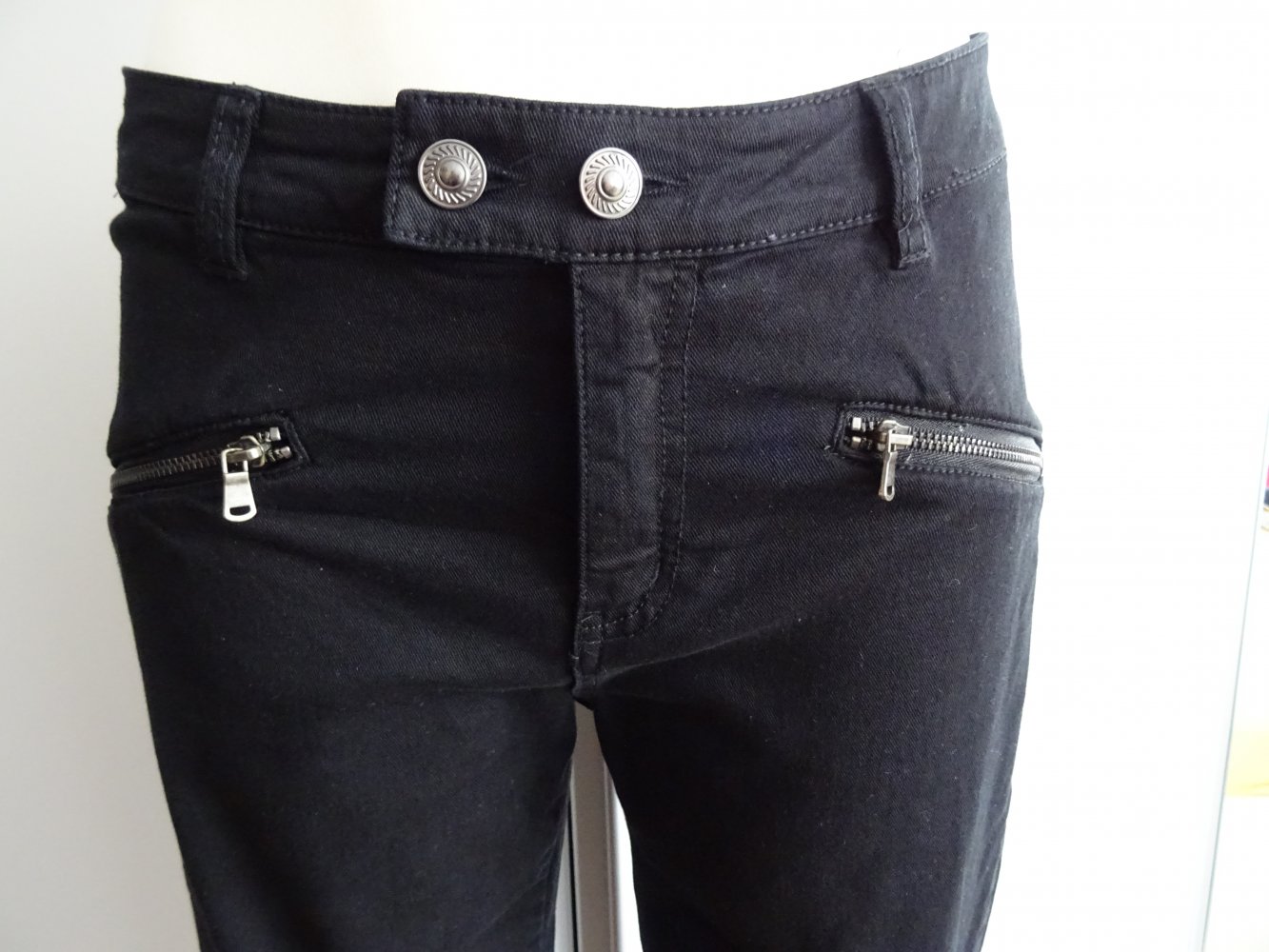 schwarze Jeans
