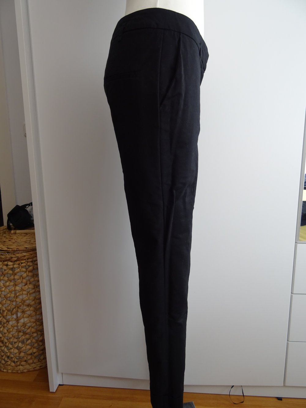schwarze Knöchelhose