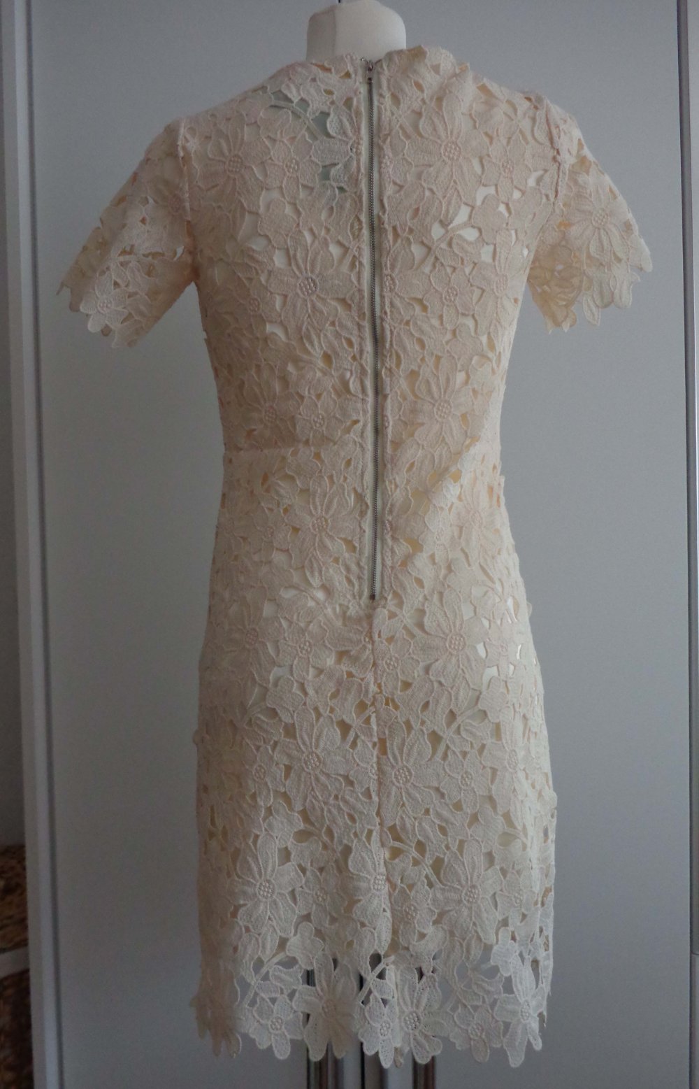 weißes Kleid