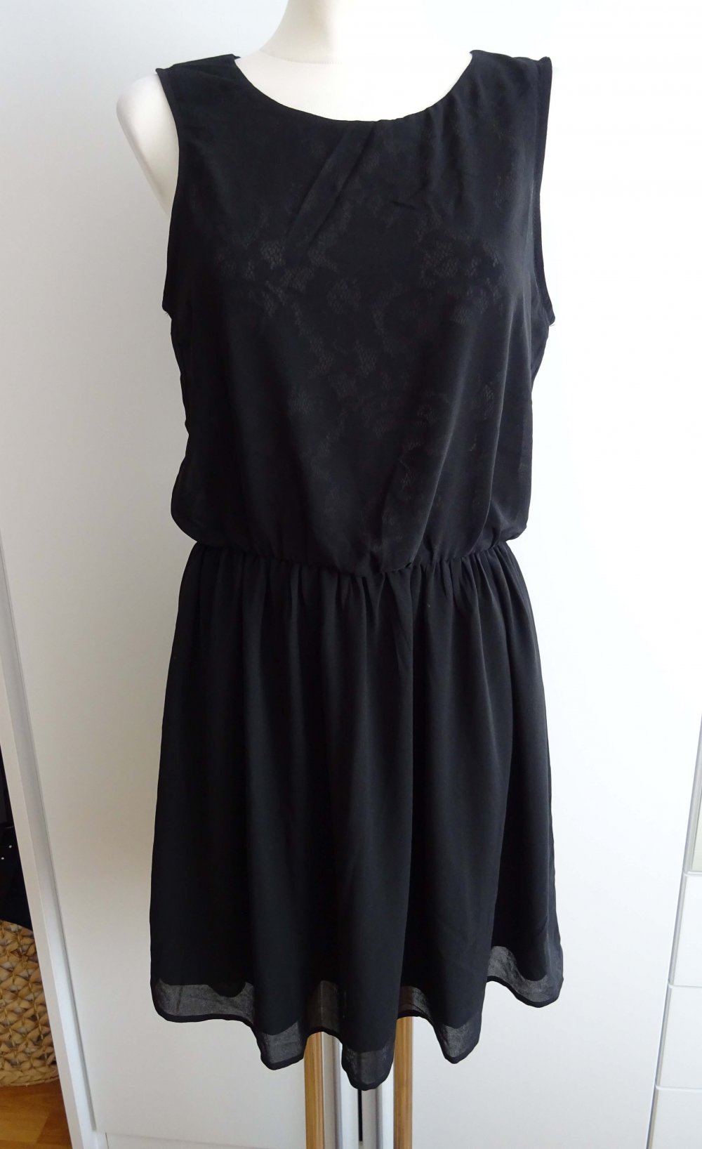 schwarzes Kleid
