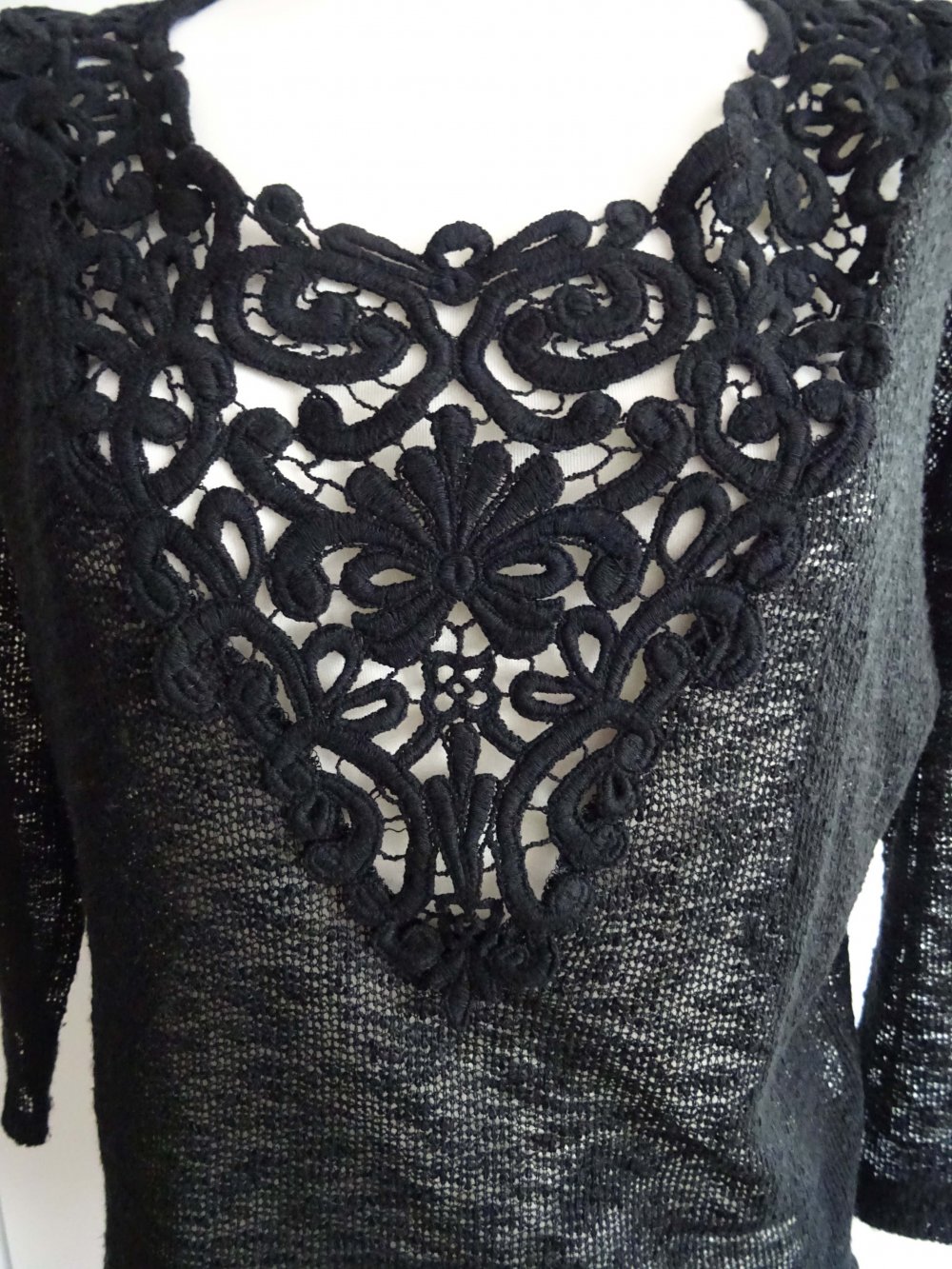 schwarzer Pullover
