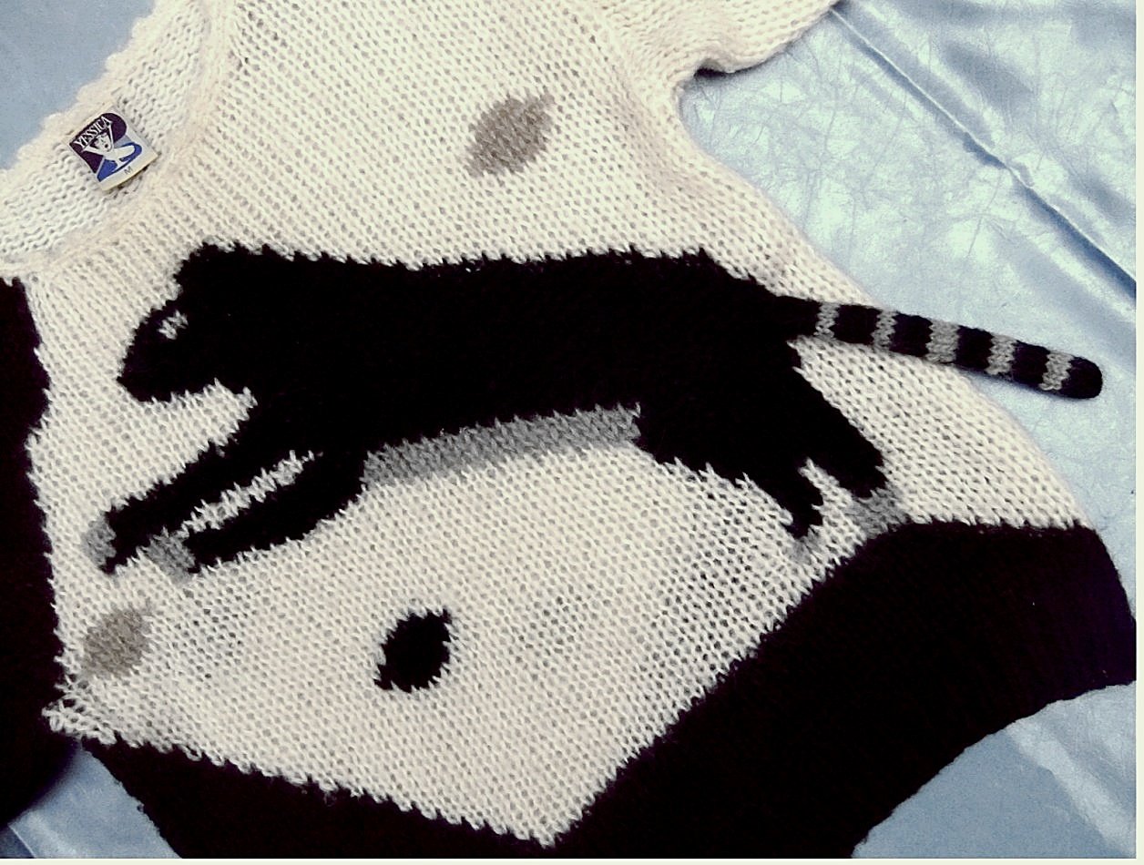 Strick-Pullover von C&A Yessica mit Raubtiermotiv und außen hängendem Schwanz - dunkelbraun / schwarz / gelblichweiß - Größe M 