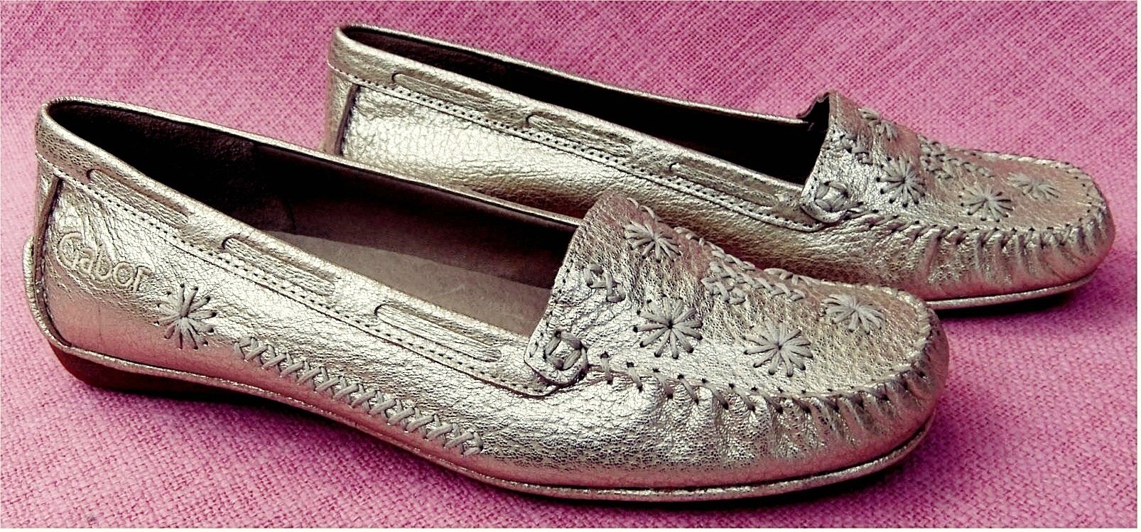 Gabor Damen Halbschuhe Slipper Echt Mokassin aus Leder - Größe 38 / UK 5 - Mit Edelweiß-Applikationen - glänzend neusilberfarbig