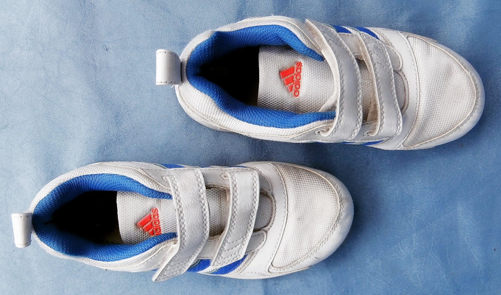 Adidas Turnschuhe / Sportschuhe / Sneaker - Mit Klettverschluß - Größe 31