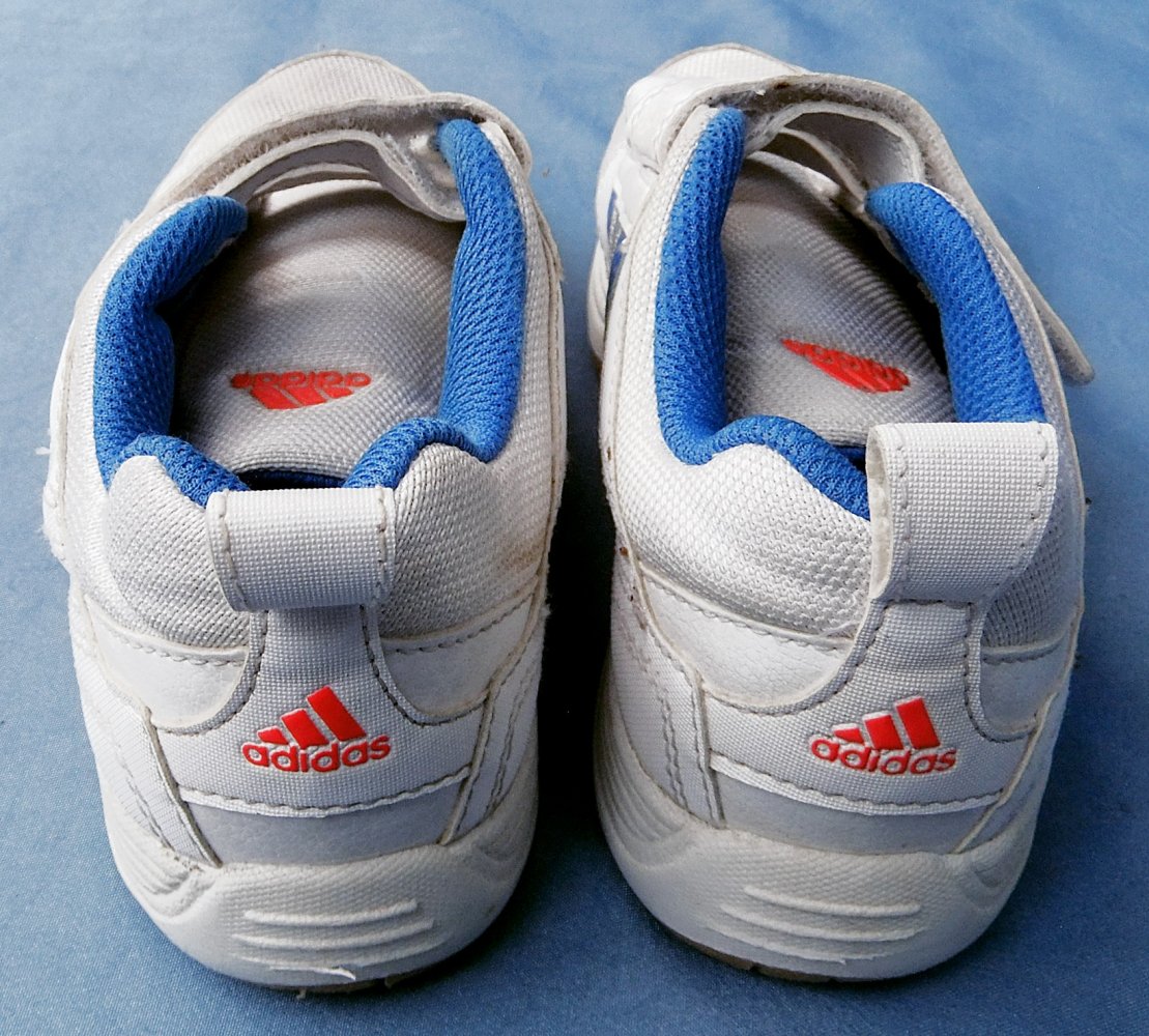 Adidas Turnschuhe / Sportschuhe / Sneaker - Mit Klettverschluß - Größe 31