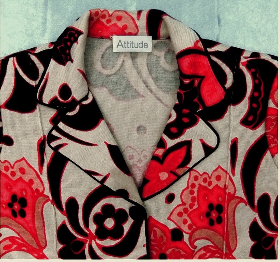 Attitude Damen Jacke - 100 % Merino Wolle mit Blüten-Motiv - Größe 42