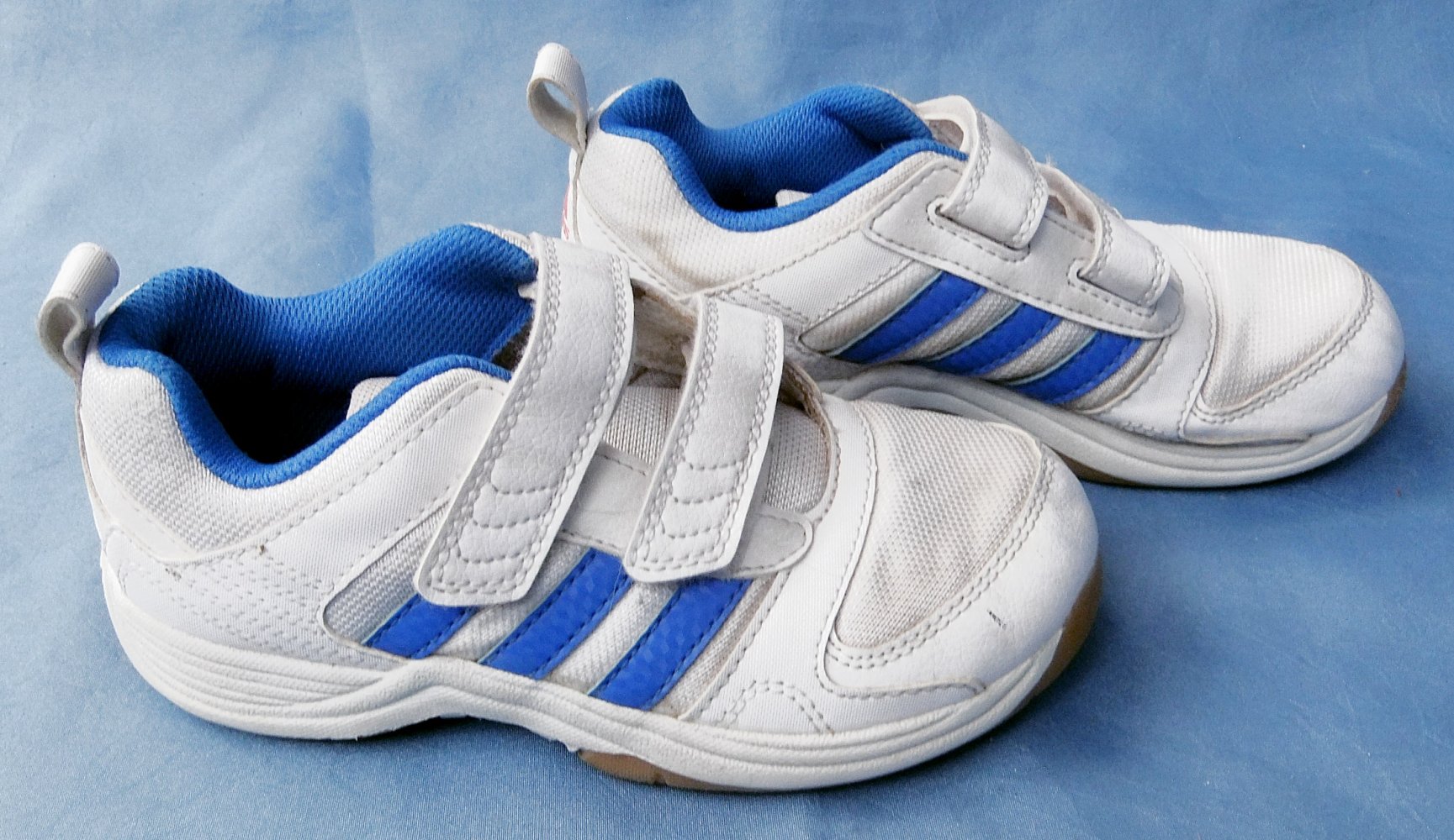 Adidas Turnschuhe / Sportschuhe / Sneaker - Mit Klettverschluß - Größe 31