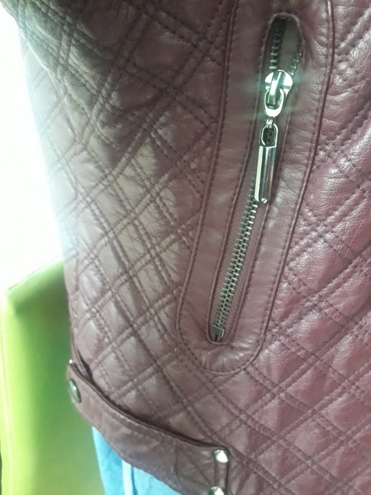 Weinrote Kunstlederjacke