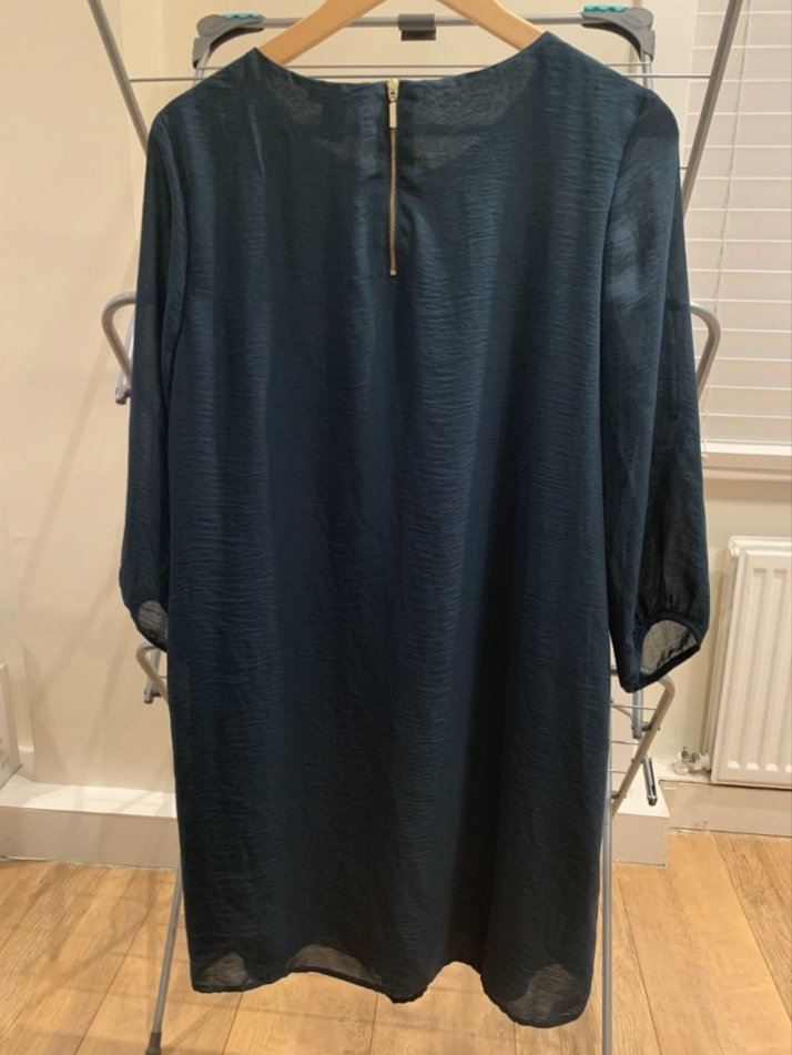 Dunkelgrünes Kleid